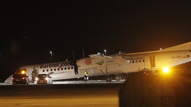 Ve Varav nouzov pistl letoun Bombardier Q-400, ktermu se nevysunula pedn st podvozku (10. ledna 2018)