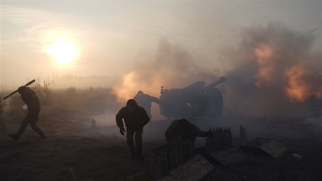 Ukrajinské dělostřelectvo pálí po pozicích separatistů v Donbasu (11. ledna 2018)
