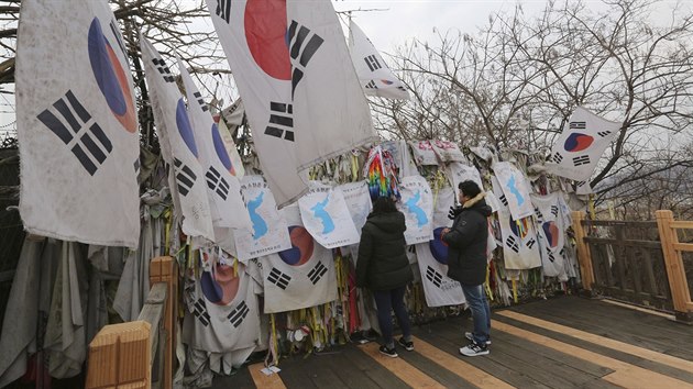 Stoupenci korejského sjednocení na hranicích Demilitarizované zóny (17. ledna 2018)