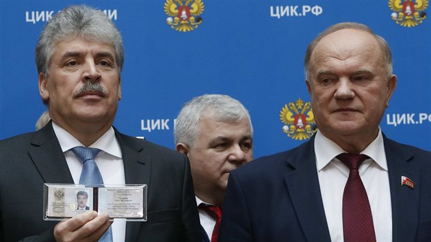 Kandidát ruské komunistické strany na prezidenta Pavel Grudinin. Vpravo šéf KPRF Gennadij Zjuganov  (16. ledna 2017)