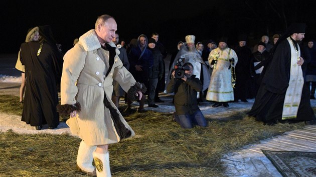 Vladimir Putin se zastnil tradin tkrlov koupele v ledov vod jezera Seliger (18. ledna 2018)