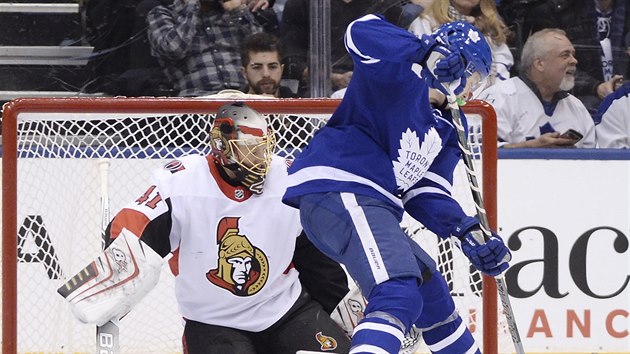 James van Riemsdyk z Toronta zkou zakonit tsn ped brankem Craigem Andersonem z Ottawy.