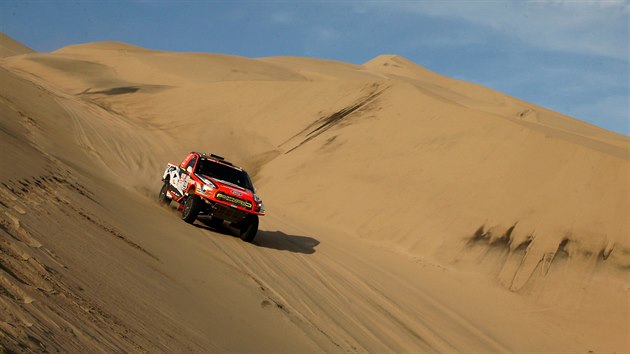 Martin Prokop a Jan Tomnek v pte etap Rallye Dakar.