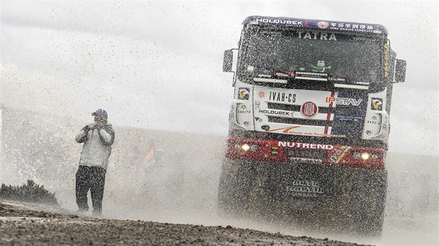 esk posdka Martin Kolom, Ji tross a Rostislav Pln s kamionem znaky Tatra bhem est etapy Rallye Dakar.