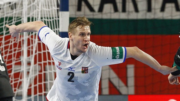Český házenkář Jakub Hrstka oslavuje gól v utkání s Maďarskem.