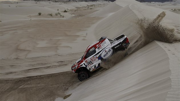 Nizozemský závodník Ten Brinke v jedenácté etapě Rally Dakar.
