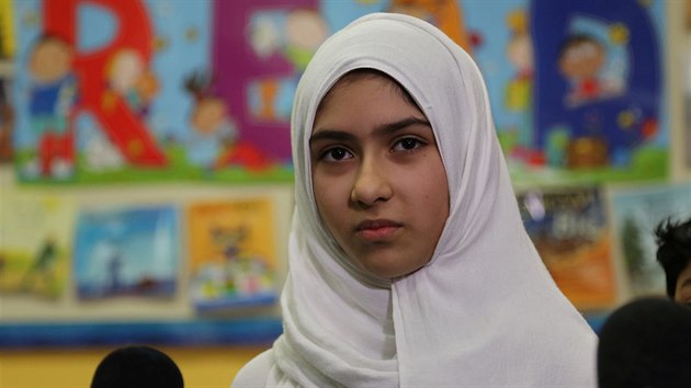 Khawlah Noman mluví s reportéry ve škole v Torontu. (14. 1. 2018)