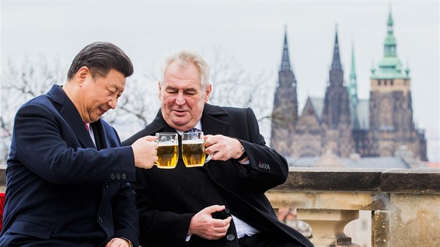 Přípitek Miloše Zemana s čínským prezidentem Si Ťin-pchingem při jeho návštěvě Prahy v březnu 2016