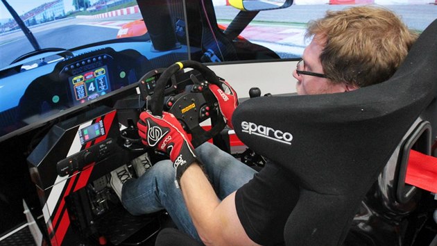 Petr Lisa za volantem simulátoru závodního vozu kraslické společnosti Motorsport Simulator, jejímž je spolumajitelem.