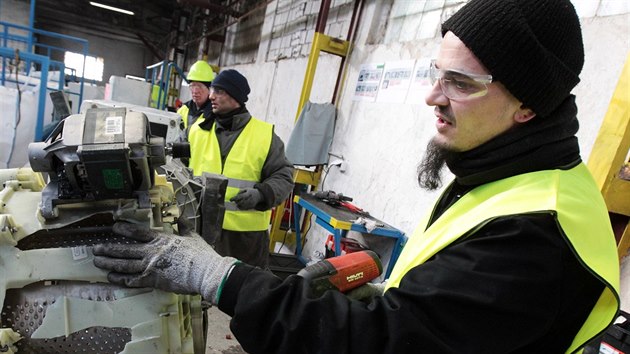 Dal pracovit pro zamstnvn vz otevela vznice v Hornm Slavkov. Zatm prvn destka odsouzench tam v souasn dob pracuje na prvnm seku, kde se rozebraj vyslouil elektrozazen.