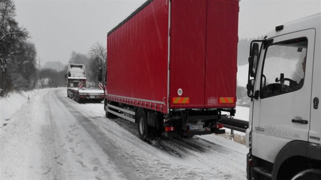 Sníh komplikoval dopravu na silnicích v Karlovarském kraji.