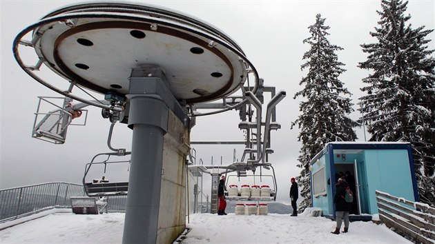 Opraven� lanovka ve skiare�lu Bublava, kterou po�kodila vich�ice Herwart, pro�la testem. Jako z�t� poslou�ily barely napln�n� vodou.