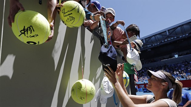 Rusk tenistka Maria arapov se podepisuje fanoukm po postupu do druhho kola Australian Open.