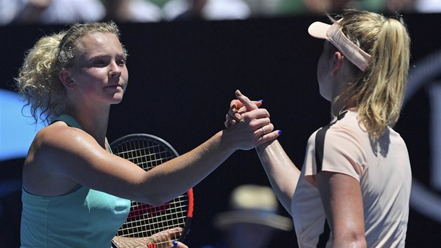 Česká tenistka Kateřina Siniaková (vlevo) nestačila na turnajovou čtyřku Elinu Svitolinovou a s Australian Open se loučí ve druhém kole.