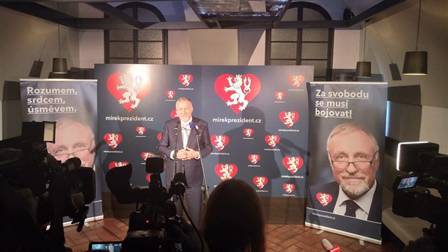 V p�l �tvrt�, je�t� p�ed se�ten�m v�ech hlas�, uznal Mirek Topol�nek svoji por�ku (13. ledna 2017).