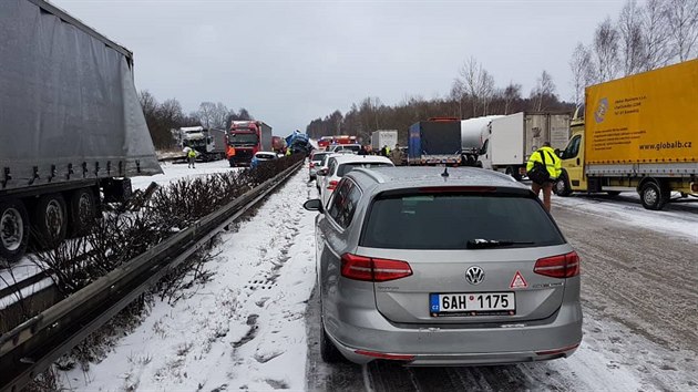 K hromadnm nehodm dolo na 99. kilometru dlnice D1 (16. ledna 2017).