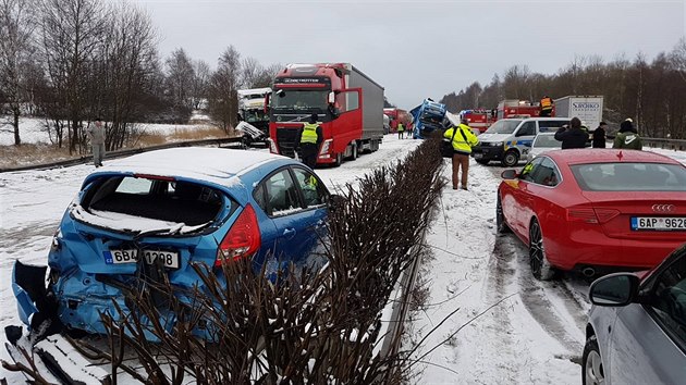 K hromadným nehodám došlo na 99. kilometru dálnice D1 (16. ledna 2017).