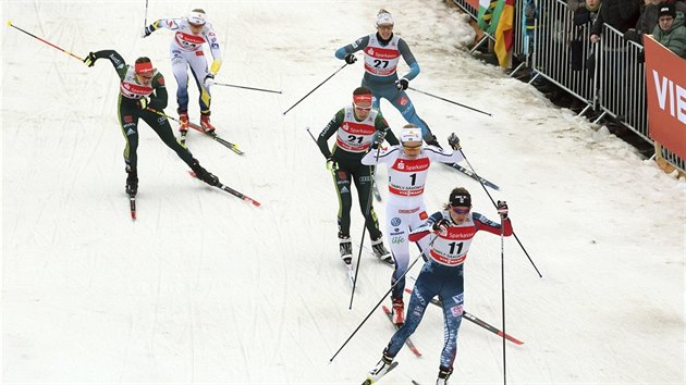 Zvodnice na trati mstskho sprintu v Dranech. Na ele Amerianka Sophie Caldwellov (s slem 11), hned za n b vdka Hana Falkov (s slem 1).