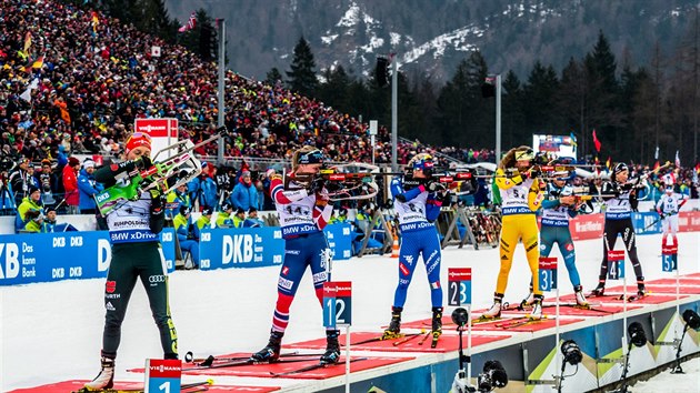 Steleckou poloku tafetovho zvodu en sledovala v Rupholdingu zaplnn tribuna.