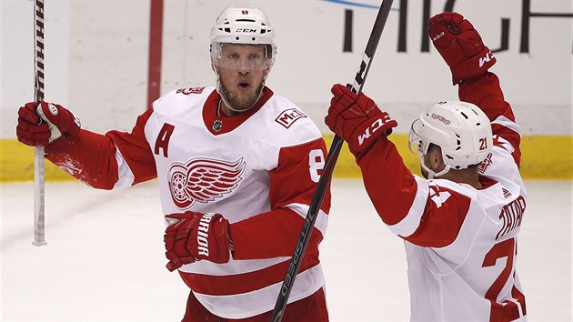 Hokejist Detroitu Justin Abdelkader (vlevo) a Tom Tatar slav branku do st Pittsburghu.