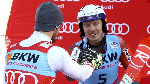 Henrik Kristoffersen přijímá gratulace od vítěze Marcela Hirschera v závodu slalomu Světového poháru ve Wengenu.