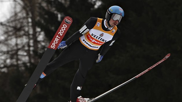 Nor Jan Schmid během skoku v závodu Světového poháru severské kombinace ve Val di Fiemme.