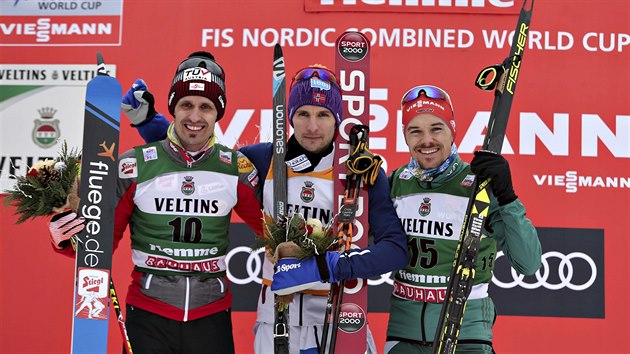 Rakuan Lukas Klapfer (vlevo), Nor Jan Schmid (uprosted) a Nmec Fabian Riessle patli mezi nejlep zvodnky Svtovho pohru seversk kombinace ve Val di fiemme.