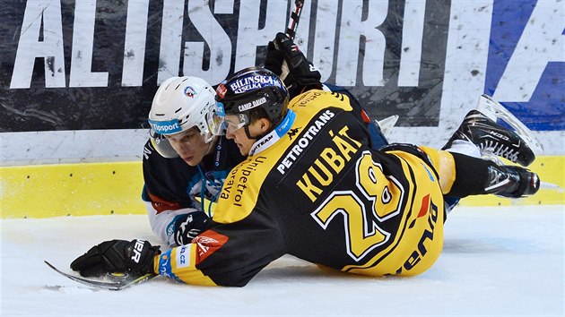 Marek Rubner na ledě bojuje s Karlem Kubátem v černém.