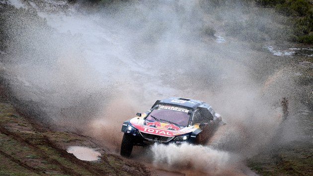 Sedm etapa Rallye Dakar a panl Carlos Sainz a Lucas Cruz se svm Peugeotem.