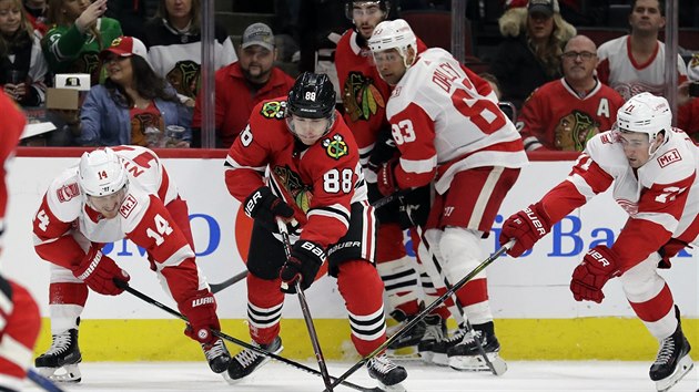 Patrick Kane (v ervenm) mezi Gustavem Nyquistem a Dylanem Larkinem z Detroitu.