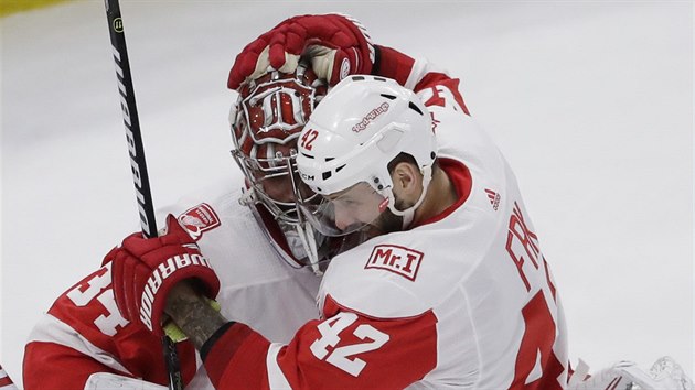 Martin Frk chvl Petra Mrzka za vychytanou nulu proti Chicago Blackhawks.