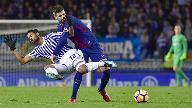 Gerard Pique z Barcelony (vpravo) kvli souboji o m odhodil Williana Joseho z Real Sociedad