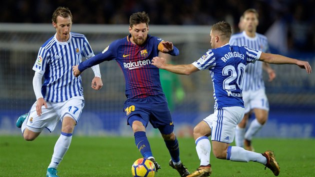 Lionel Messi z Barcelony (uprosted) klikuje mezi dvma soupei z Real Sociedad.