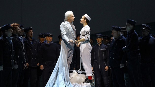 tefan Margita jako kapitn Vere a Christopher Bolduc jako Billy Budd v Brittenov opee Billy Budd