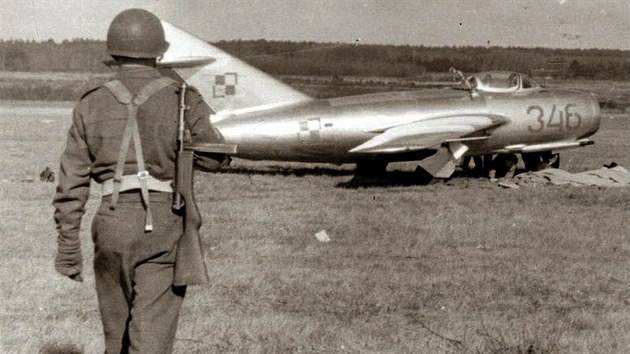MiG-15bis (s íslem 346 na pídi) na ostrov Bornholm. S letounem uprchl...