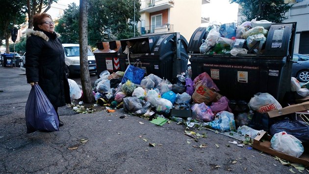 Italskou metropoli ím trápí u nkolik týdn hory odpadk v ulicích (10. ledna...
