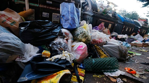 Italskou metropoli Řím trápí už několik týdnů hory odpadků v ulicích (10. ledna 2018)