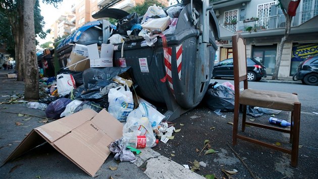 Italskou metropoli m trp u nkolik tdn hory odpadk v ulicch (10. ledna 2018)