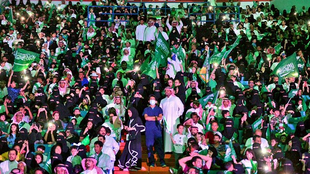 Saúdské Arabky přišly poprvé na fotbal, vyhradili jim sekci pro rodiny. (12. ledna 2018)