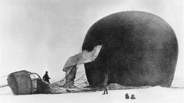 Zřejmě poslední fotografie balonu Orel. Polárníci ji pořídili poté, co neplánovaně přistál. Dál museli po svých a na loďce.