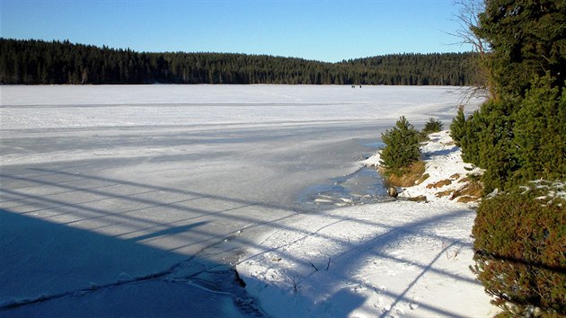 Pohled z hráze na přehradní nádrž může navodit iluzi jezera někde na kanadském severu.