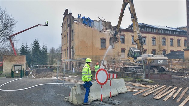 Bvala tkalcovna ve Cvikov ohroovala lidi, dlnci se pustili do demolice.