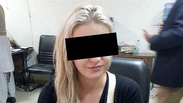 Pákistánská policie zveřejnila fotografii mladé Češky, která se na letišti v Láhauru údajně snažila propašovat devět kilogramů heroinu. (leden 2018)