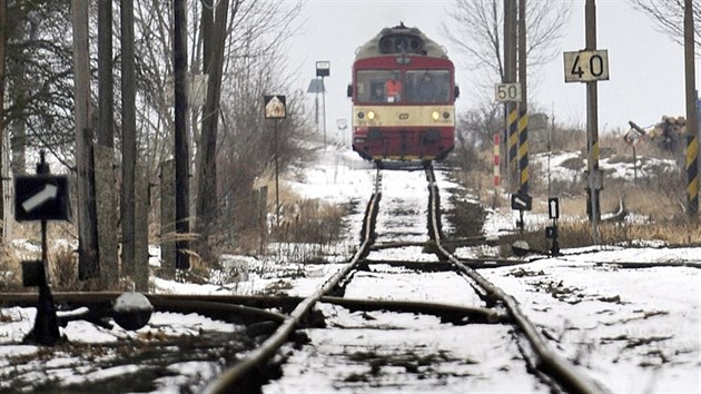 Snímek z poslední jízdy vlakové soupravy na trati mezi Moravskými Budějovicemi a Jemnicí na Třebíčsku. (31. prosince 2010)