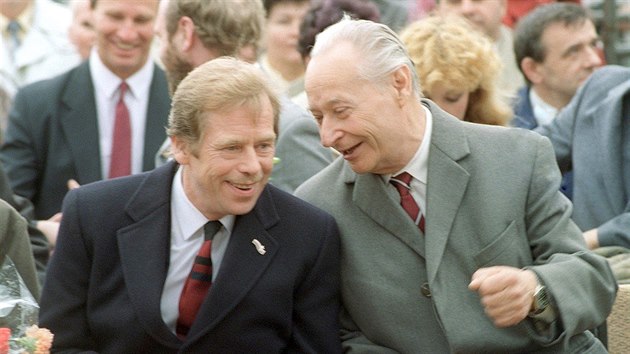 Václav Havel při rozhovoru s Alexandrem Dubčekem během návštěvy papeže Jana Pavla II. v Praze. (duben 1990)