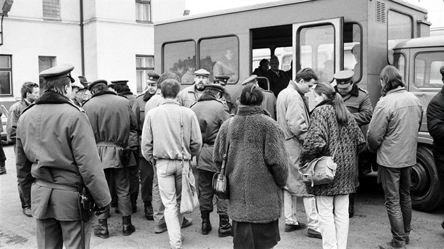 Zásah příslušníků VB na vlakovém nádraží ve Všetatech na Mělnicku během 20. výročí upálení Jana Palacha. (21. ledna 1989)
