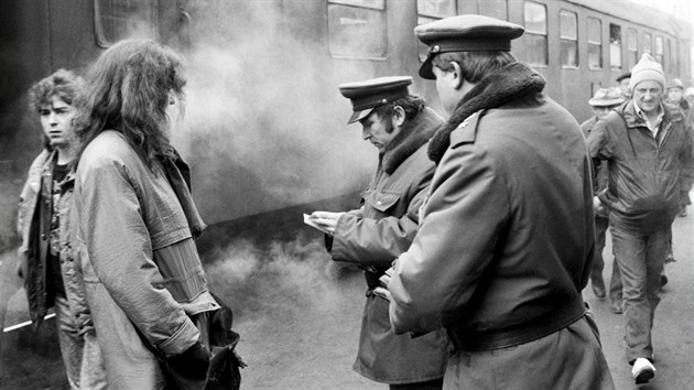 Zásah příslušníků VB na vlakovém nádraží ve Všetatech na Mělnicku během 20. výročí upálení Jana Palacha. (21. ledna 1989)
