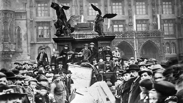Rozvnn dav strhl marinsk sloup na Staromstskm nmst v Praze. V och ech tehdy symbolizoval porku na Bl Hoe. (3. listopadu 1918)