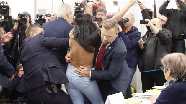 Proti polonahé aktivistce zakročila Zemanova ochranka. (12. ledna 2018).