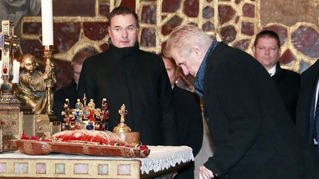 Prezident Milo Zeman bhem vyzvedvn korunovanch klenot v katedrle sv. Vta. (15. ledna 2018)